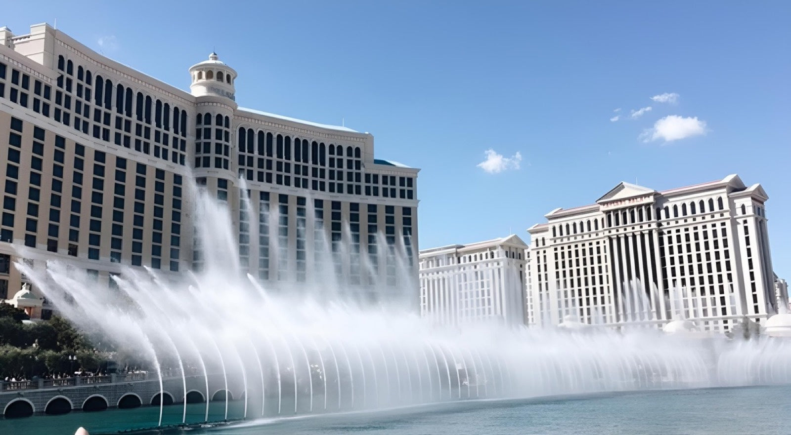 Hotel fountain with wind-responsive control preventing overspray